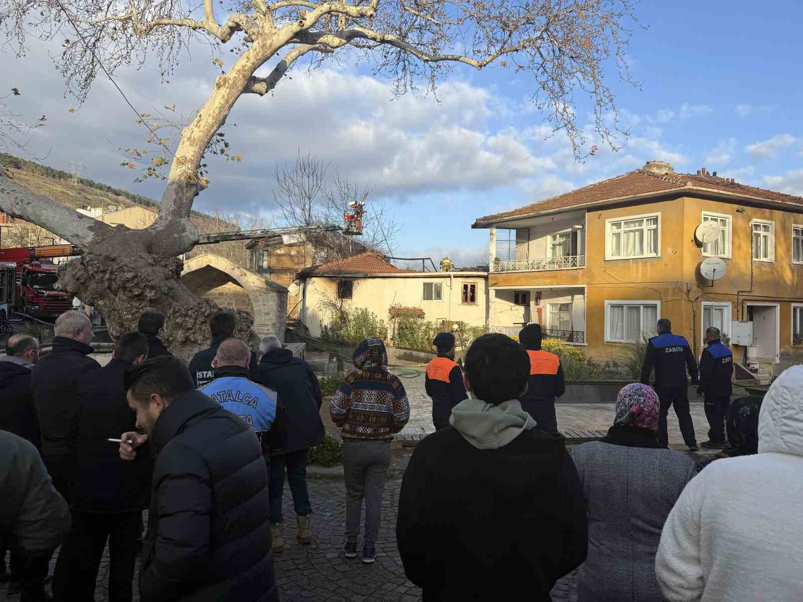 Çatalca’da evi yanan kadın uzun süre gözyaşı döktü