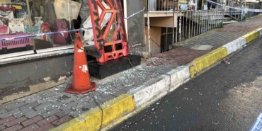 Sarıyer’de üst katı kayıp gecekonduya yaslanan bina havadan görüntülendi