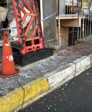 Sarıyer’de üst katı kayıp gecekonduya yaslanan bina havadan görüntülendi