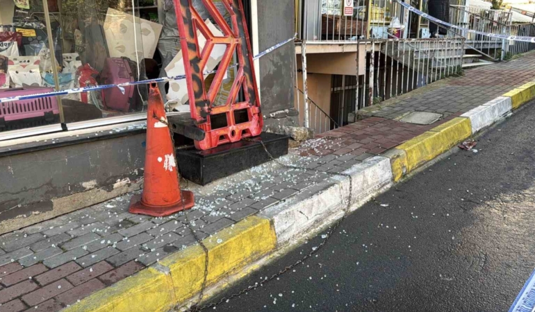 Sarıyer’de üst katı kayıp gecekonduya yaslanan bina havadan görüntülendi