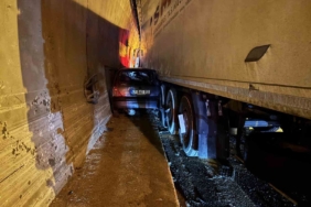 Otomobil, duvarla tır arasında sıkıştı: TEM’de ulaşım aksadı