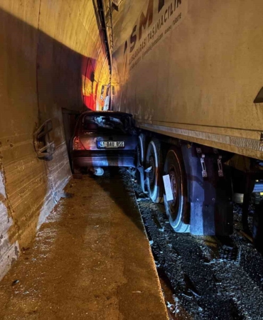 Otomobil, duvarla tır arasında sıkıştı: TEM’de ulaşım aksadı