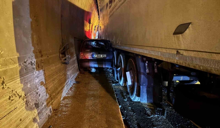 Otomobil, duvarla tır arasında sıkıştı: TEM’de ulaşım aksadı