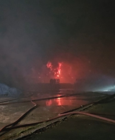 Esenyurt’ta hırdavat fabrikasında başlayan yangın geniş alana sıçradı