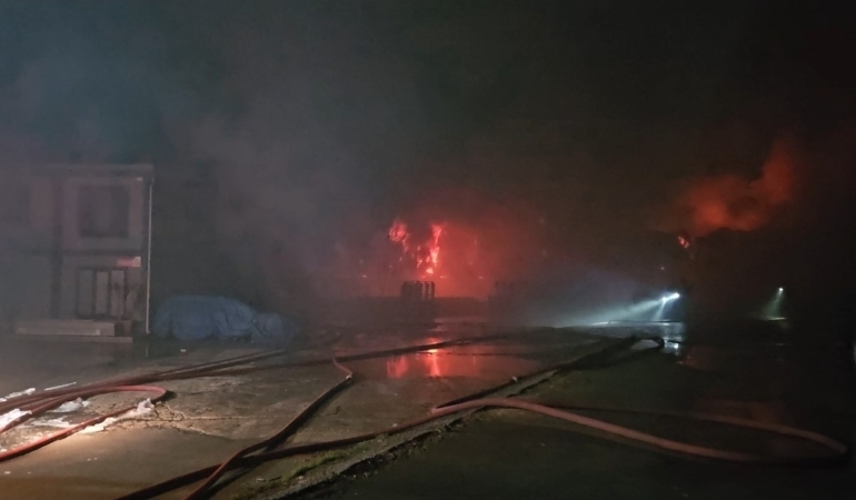 Esenyurt’ta hırdavat fabrikasında başlayan yangın geniş alana sıçradı