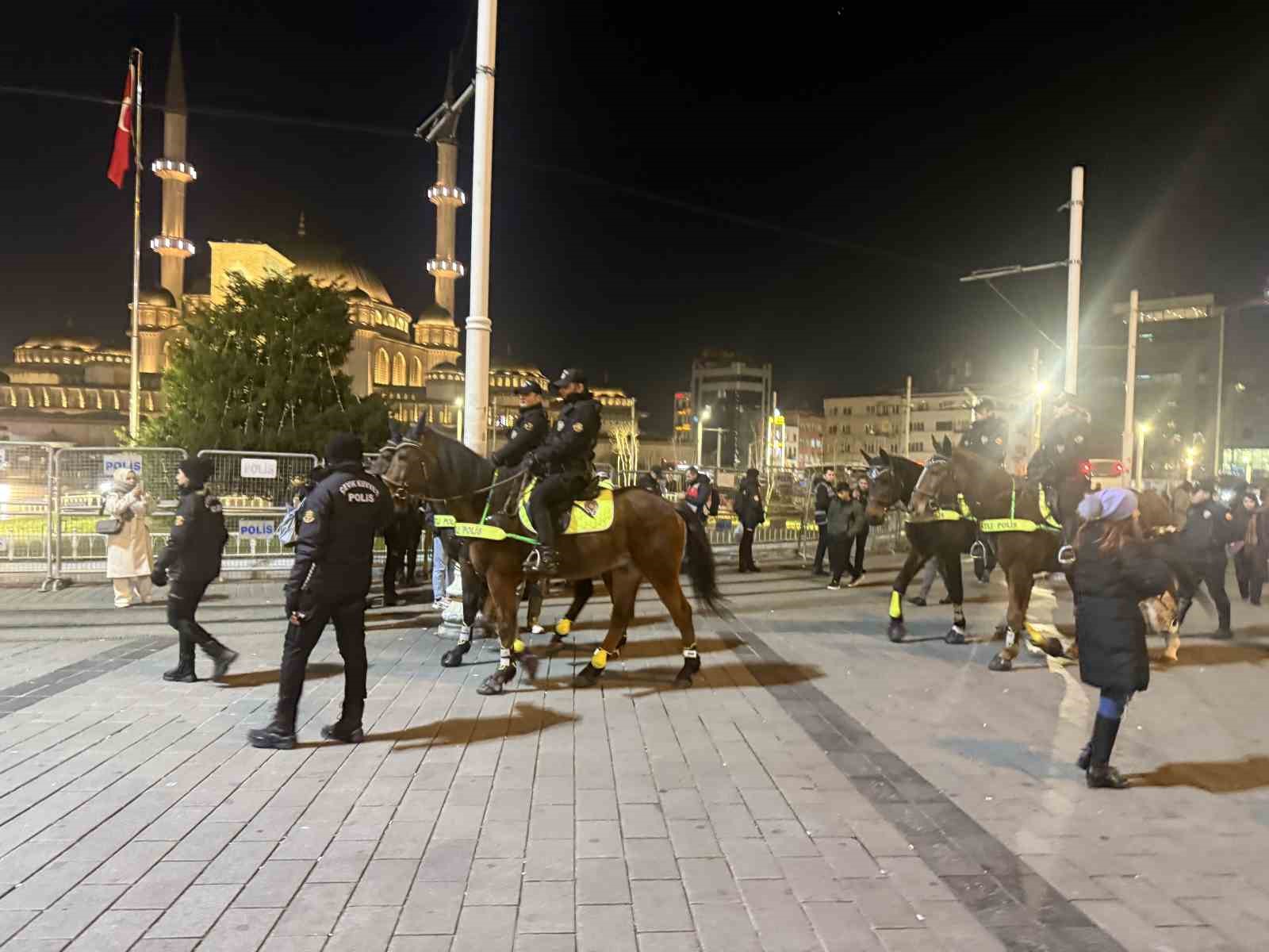 Yılbaşına saatler kala atlı polisler İstiklal Caddesi’nde devriyede
