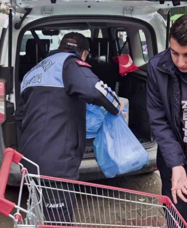 Sultangazi’de mide bulandıran görüntülere sahne olan zincir markete denetim yapıldı