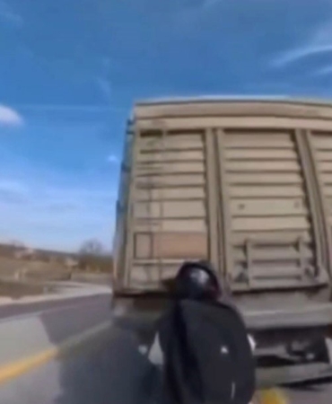 Motosiklet, kamyona arkadan çarptı: 1 yaralı