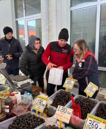 Edirne’de pazar yerinde gıdalar ve fiyatlar kontrol edildi