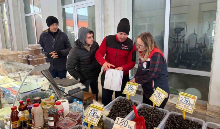Edirne’de pazar yerinde gıdalar ve fiyatlar kontrol edildi