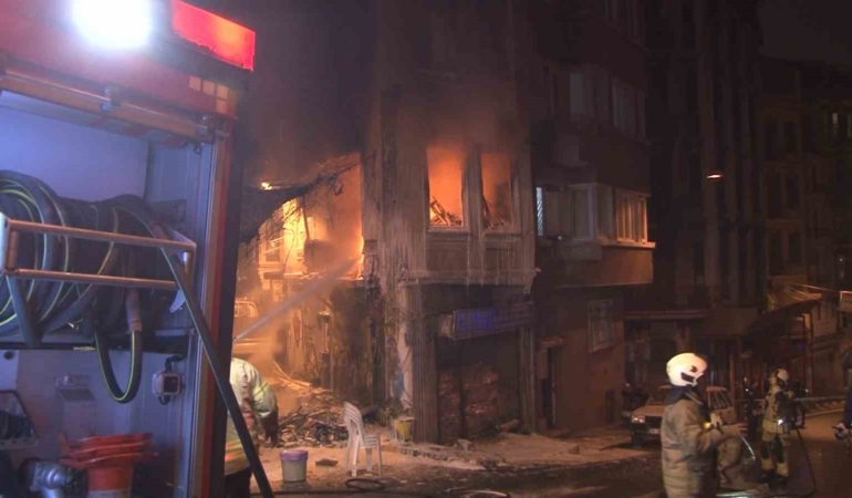Beyoğlu’nda 4 katlı binada yangın çıktı: Bina sakini 2 kişi çatıya sığındı
