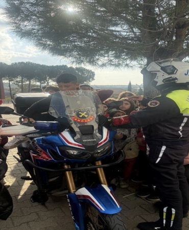 Ezine’de jandarmadan öğrenci ve öğretmenlere trafik bilgilendirmesi