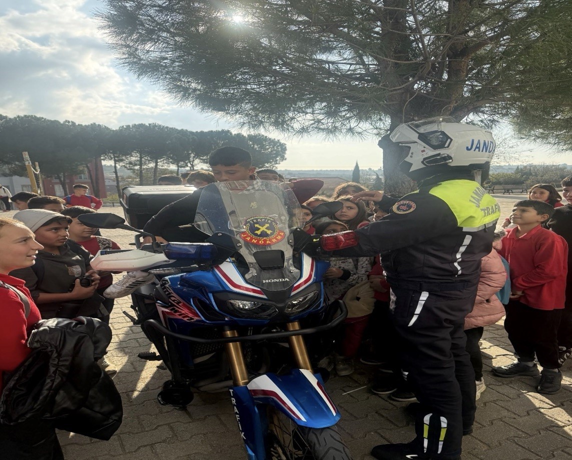 Ezine’de jandarmadan öğrenci ve öğretmenlere trafik bilgilendirmesi