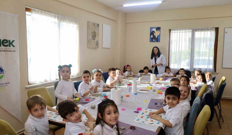 SAMEK atölyelerinde minikler seramikle, gençler tezhiple tanıştı