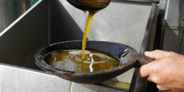 Zeytinyağında dededen kalma "taş baskı" yöntemini yaşatıyor