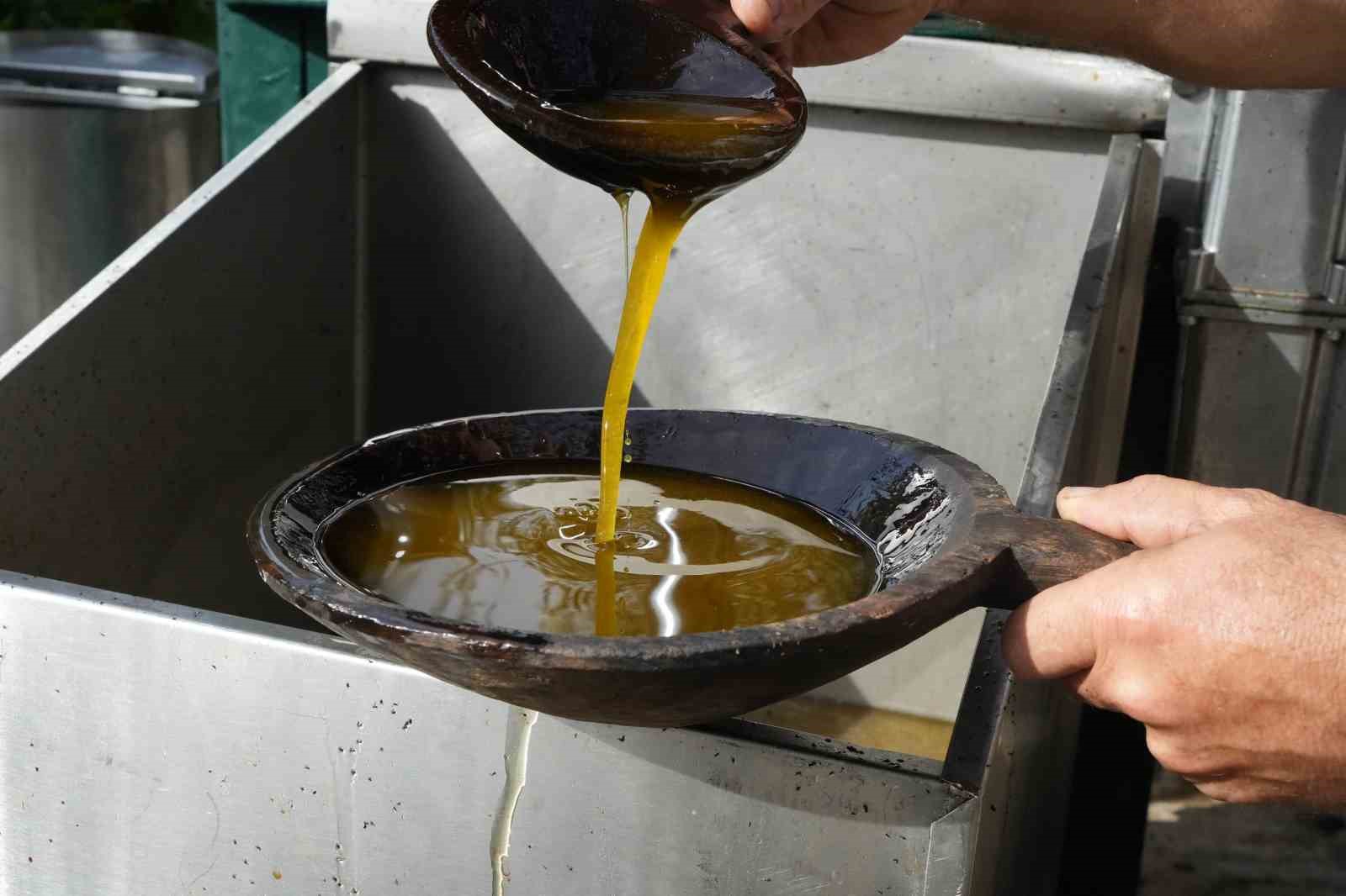 Zeytinyağında dededen kalma "taş baskı" yöntemini yaşatıyor