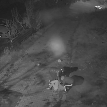 Altın çantasıyla evine girmek isteyen yaşlı adam gasbedildi: Dehşet anları kamerada