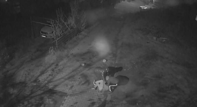 Altın çantasıyla evine girmek isteyen yaşlı adam gasbedildi: Dehşet anları kamerada