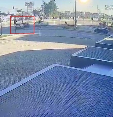 Bursa’da kırmızı ışık ihlali kazayı böyle getirdi : 2 kadın yaralı