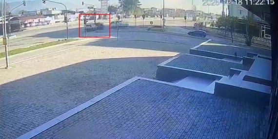 Bursa’da kırmızı ışık ihlali kazayı böyle getirdi : 2 kadın yaralı