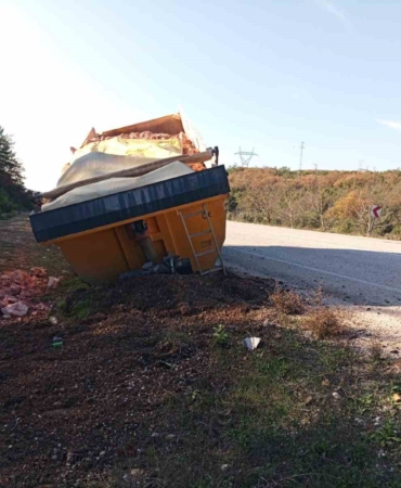 Tırın dorsesi koptu, facia ucuz atlatıldı