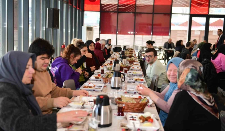 Osmangazi’de engelli bireyler ve aileleri kahvaltıda buluştu