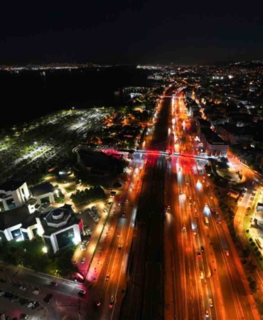 Kocaeli’nin sosyal yaşam alanları gece ışıklarıyla renkleniyor