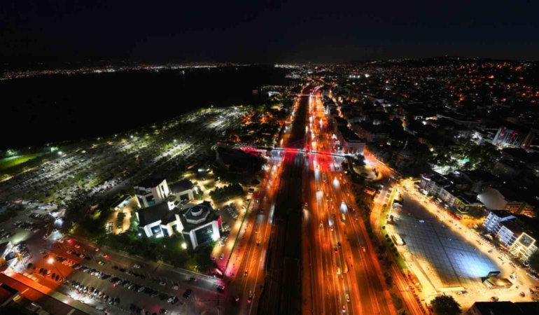 Kocaeli’nin sosyal yaşam alanları gece ışıklarıyla renkleniyor