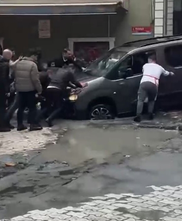 Küçükçekmece’de yağmur sonrası çöken yolda, araçlar çukura düştü