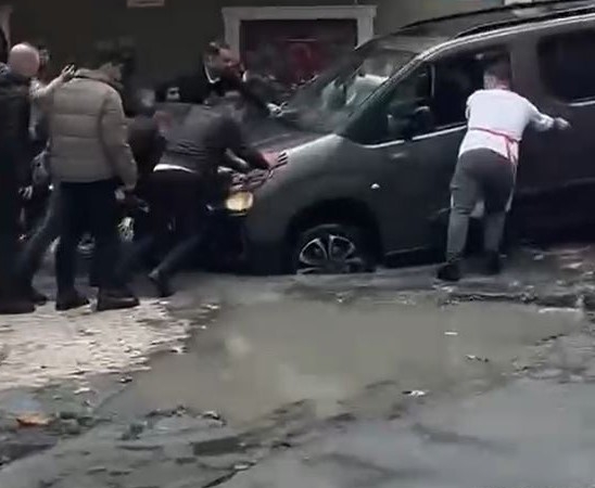 Küçükçekmece’de yağmur sonrası çöken yolda, araçlar çukura düştü