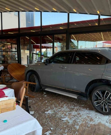 Ünlü sanatçı Cahit Berkay’ın aracıyla daldığı restoranın işletmecisi o anları anlattı