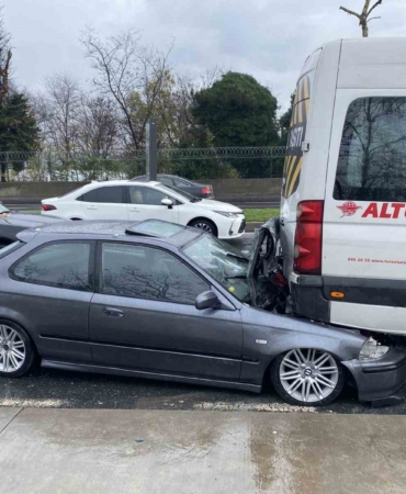 Sarıyer’de kontrolden çıkan otomobil servis aracının altına girdi: 1 yaralı