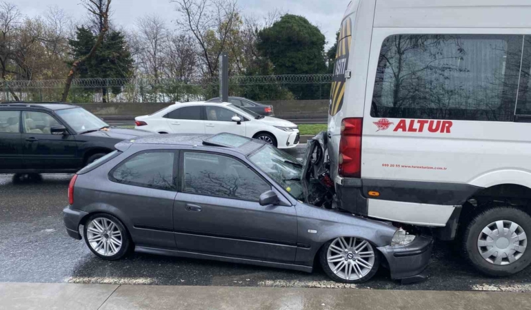 Sarıyer’de kontrolden çıkan otomobil servis aracının altına girdi: 1 yaralı