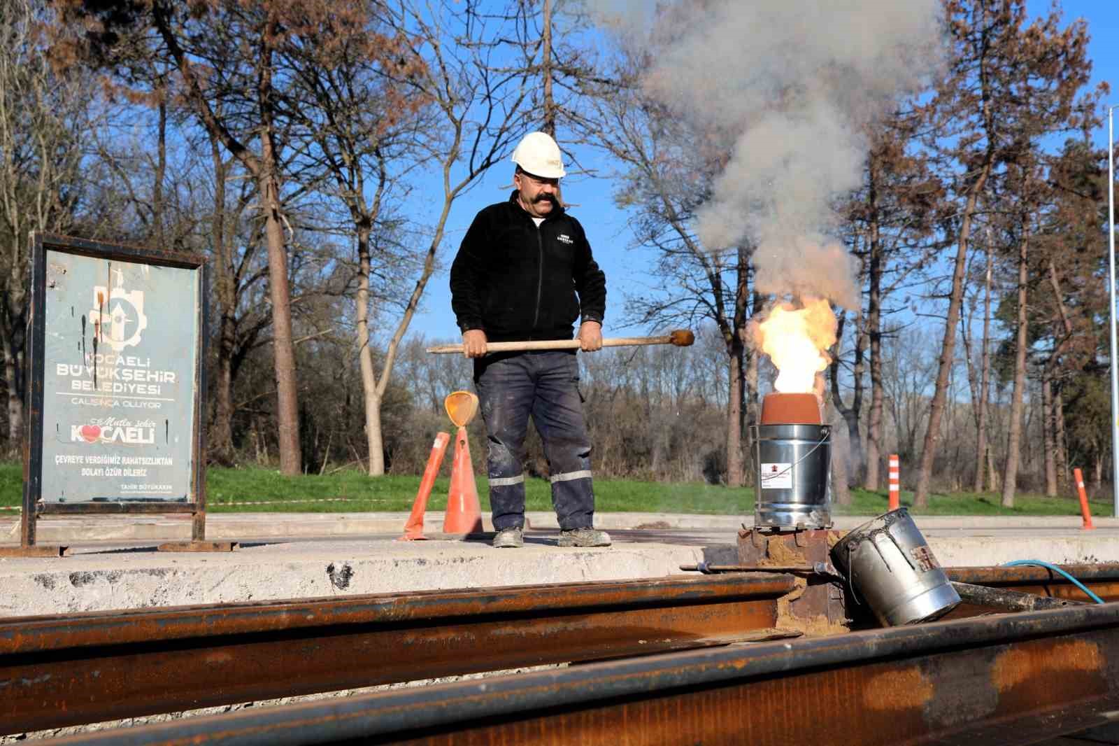 Kartepe Tramvay Hattı’nda raylar kaynak ile birleşiyor