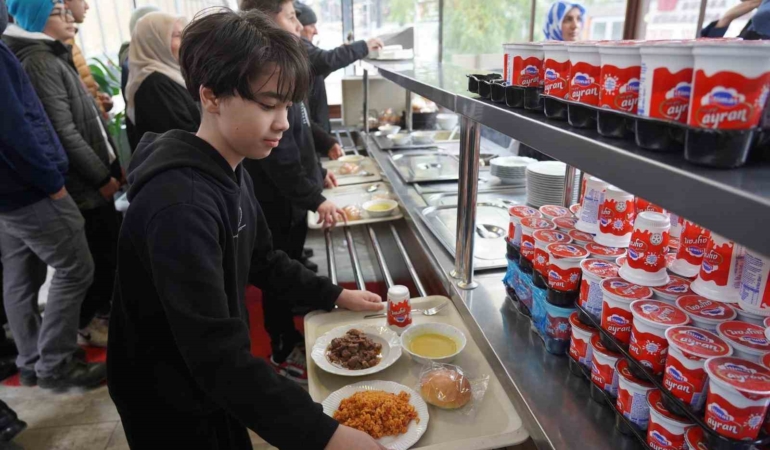 Bilecikli şehit İlhan Ongan’ın anısına binlerce kişiye ücretsiz yemek dağıtıldı