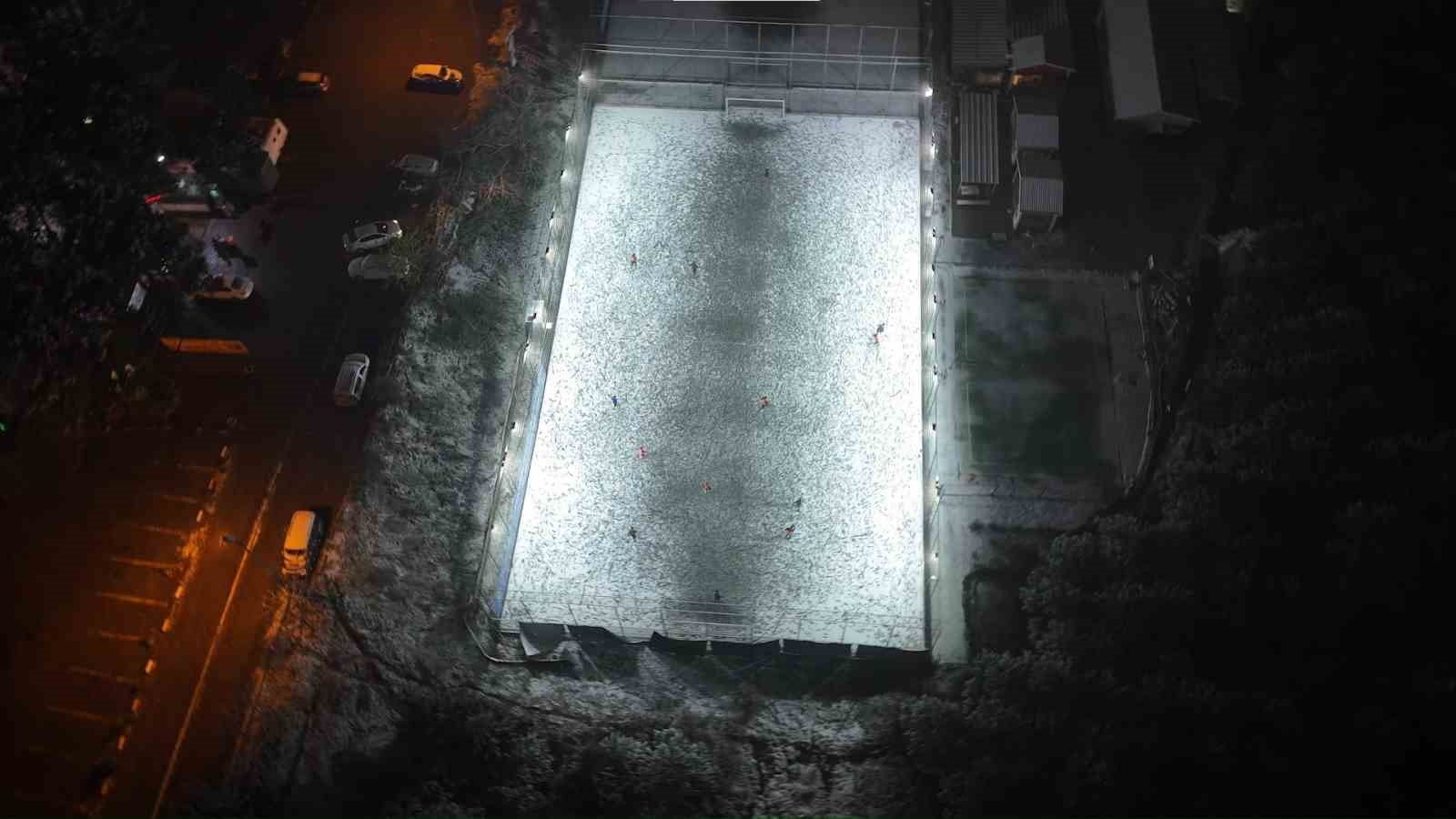 Halı saha aşkı engel tanımadı: Kar altında maç yaptılar