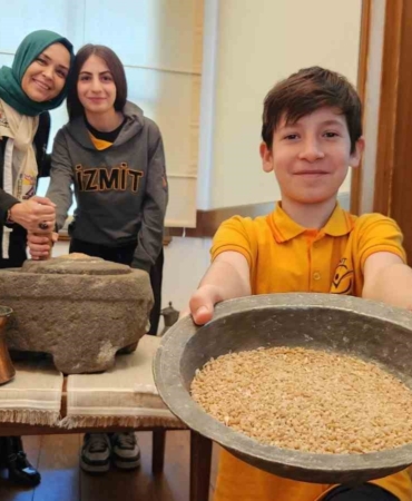 Minik eller taş değirmende buğday öğüttü, zeytin kurdu