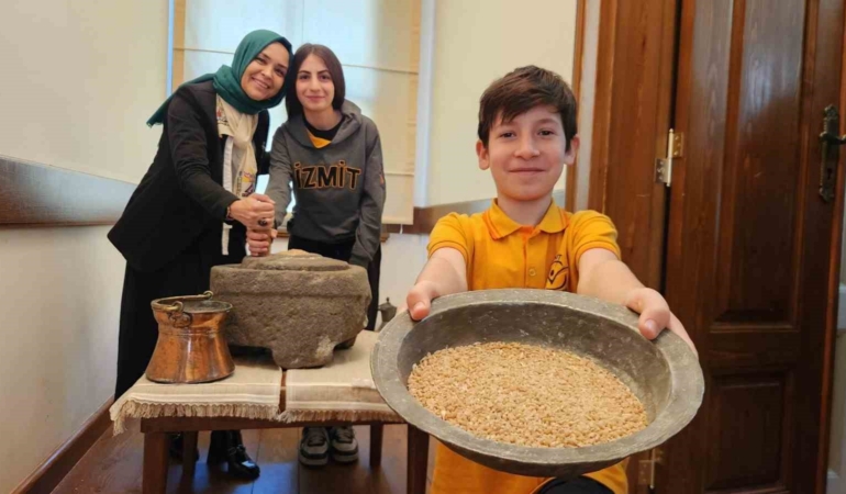 Minik eller taş değirmende buğday öğüttü, zeytin kurdu