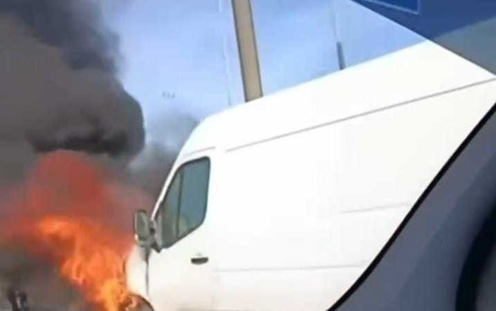 Alev alan servis minibüsü küle döndü