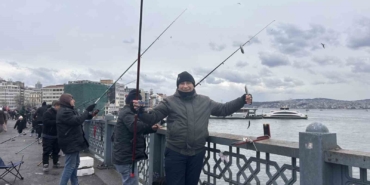 Balığın kulağına kar suyu kaçtı, olta balıkçıları yılın son günü Galata Köprüsü’nde "rastgele" dedi