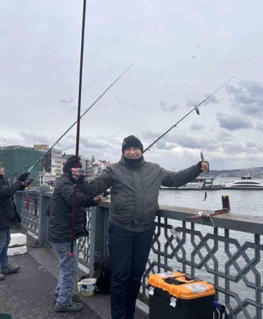 Balığın kulağına kar suyu kaçtı, olta balıkçıları yılın son günü Galata Köprüsü’nde "rastgele" dedi