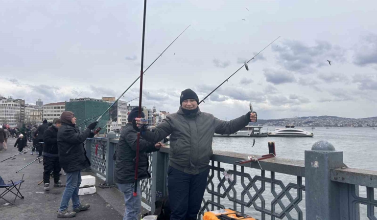 Balığın kulağına kar suyu kaçtı, olta balıkçıları yılın son günü Galata Köprüsü’nde "rastgele" dedi