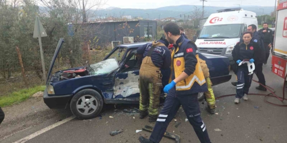 Kamyonet ters yönden gelen TOFAŞ otomobile çarptı