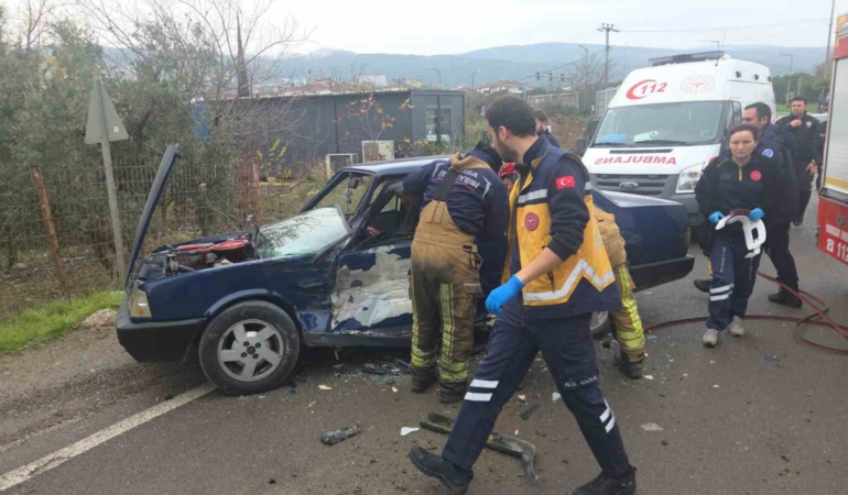 Kamyonet ters yönden gelen otomobile çarptı