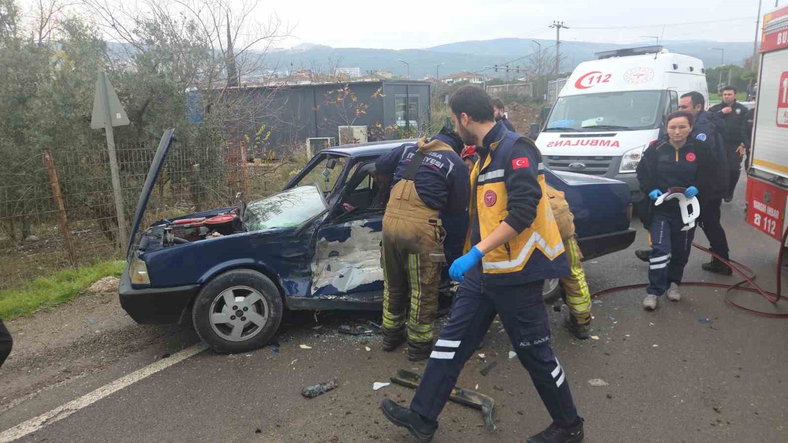 Kamyonet ters yönden gelen otomobile çarptı