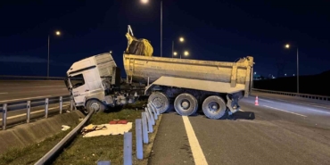 Başakşehir’de hafriyat kamyonu bariyere girdi: 1 ağır yaralı