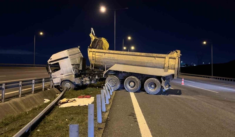 Başakşehir’de hafriyat kamyonu bariyere girdi: 1 ağır yaralı