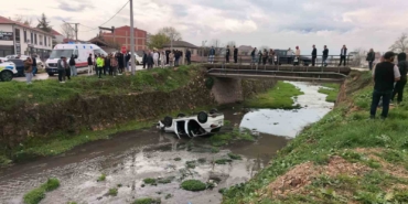Bursa’da otomobil dere yatağına uçtu: 3 yaralı