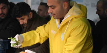 Gaziosmanpaşa’da Başkan Vekili Karadeniz’den Hamsi Festivalinde gitar sürprizi