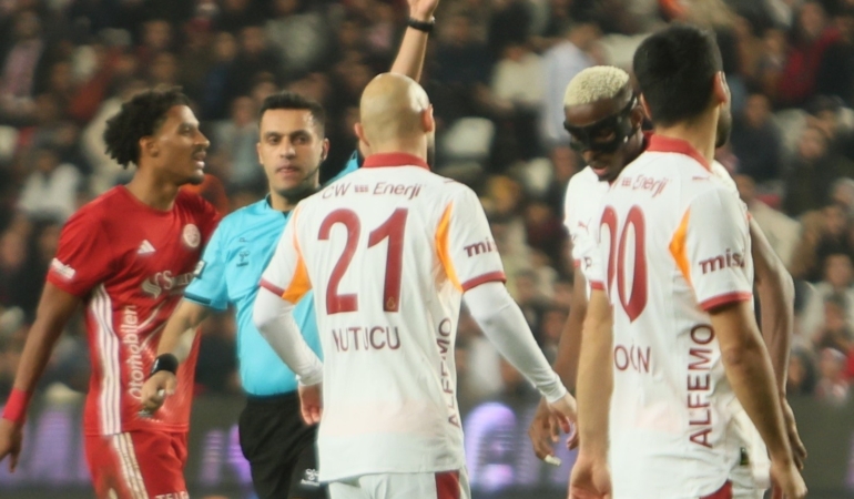 Victor Osimhen cezalı duruma düştü